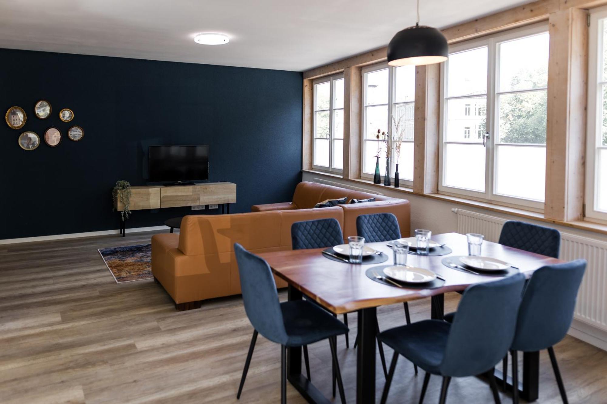 Apartment 3 Bedroom Altstadtwohnung Mit Parkplatz, Tolle Lage In Schwaebisch Hall, Bis 8 Personen