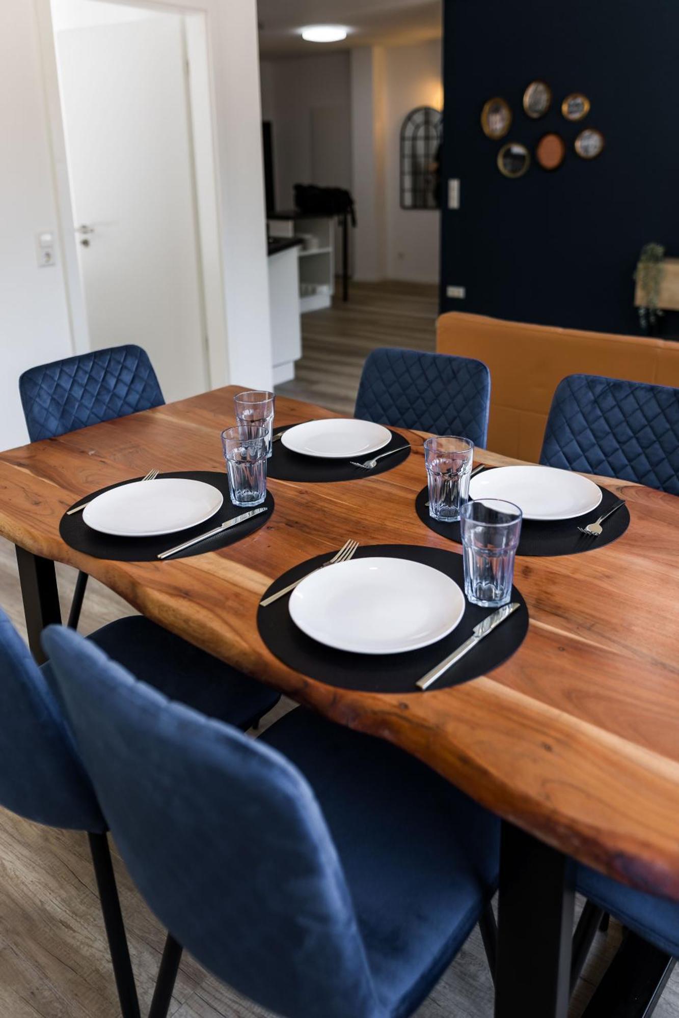Apartment 3 Bedroom Altstadtwohnung Mit Parkplatz, Tolle Lage In Schwaebisch Hall, Bis 8 Personen