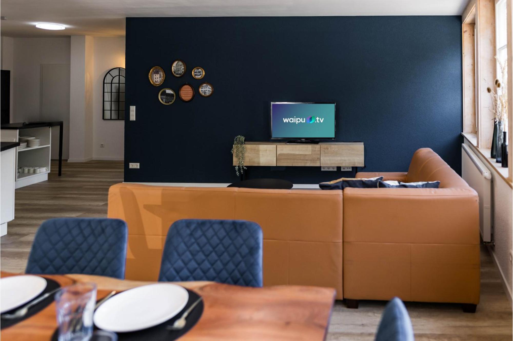 Apartment 3 Bedroom Altstadtwohnung Mit Parkplatz, Tolle Lage In Schwaebisch Hall, Bis 8 Personen *